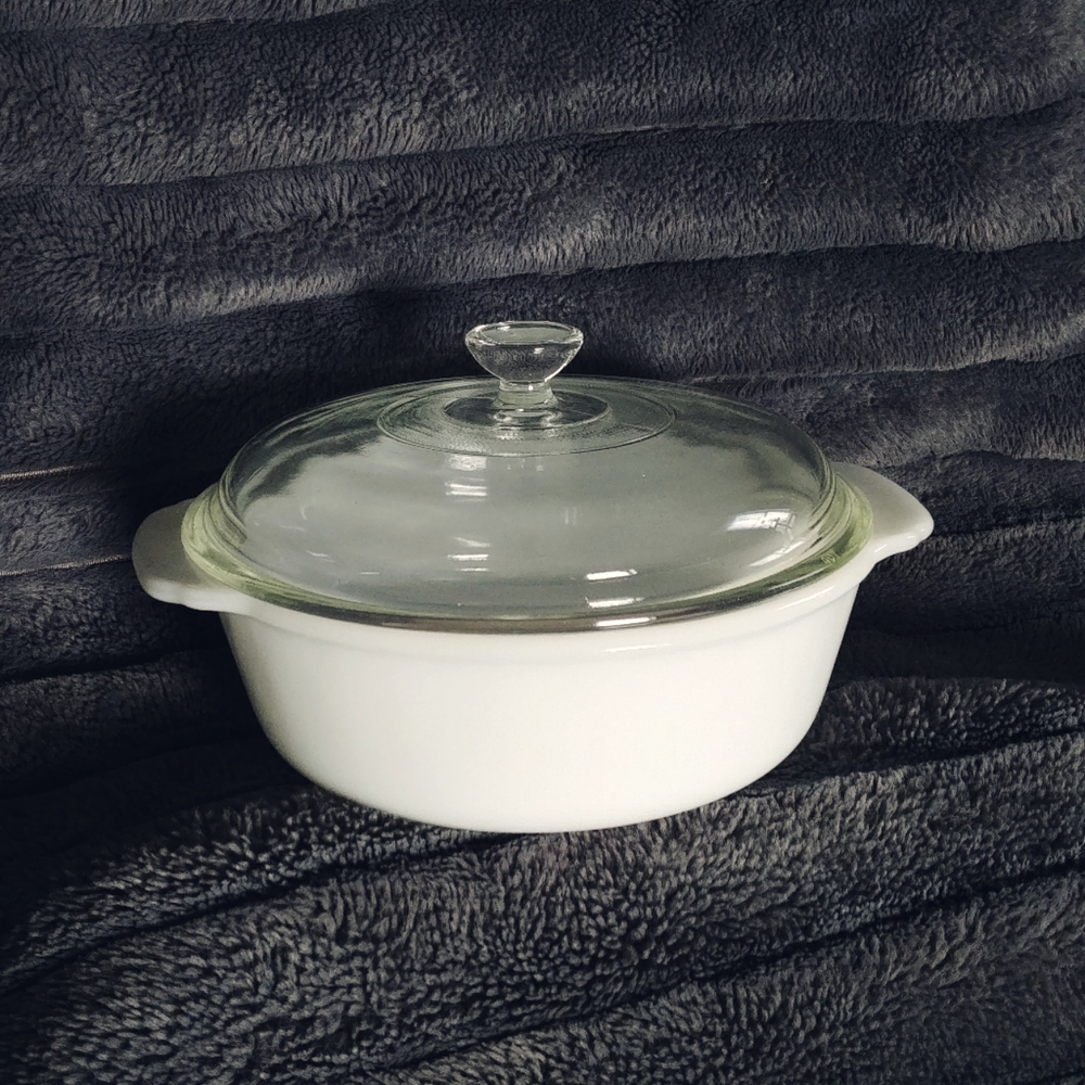 Fire King 1.5 quart Anchor Hocking round casserole dish lid White. EUC.